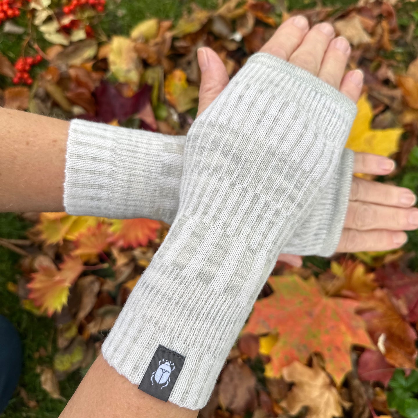 Handledsvärmare torgvantar 100% ull, unisex, snövit-sandgrå