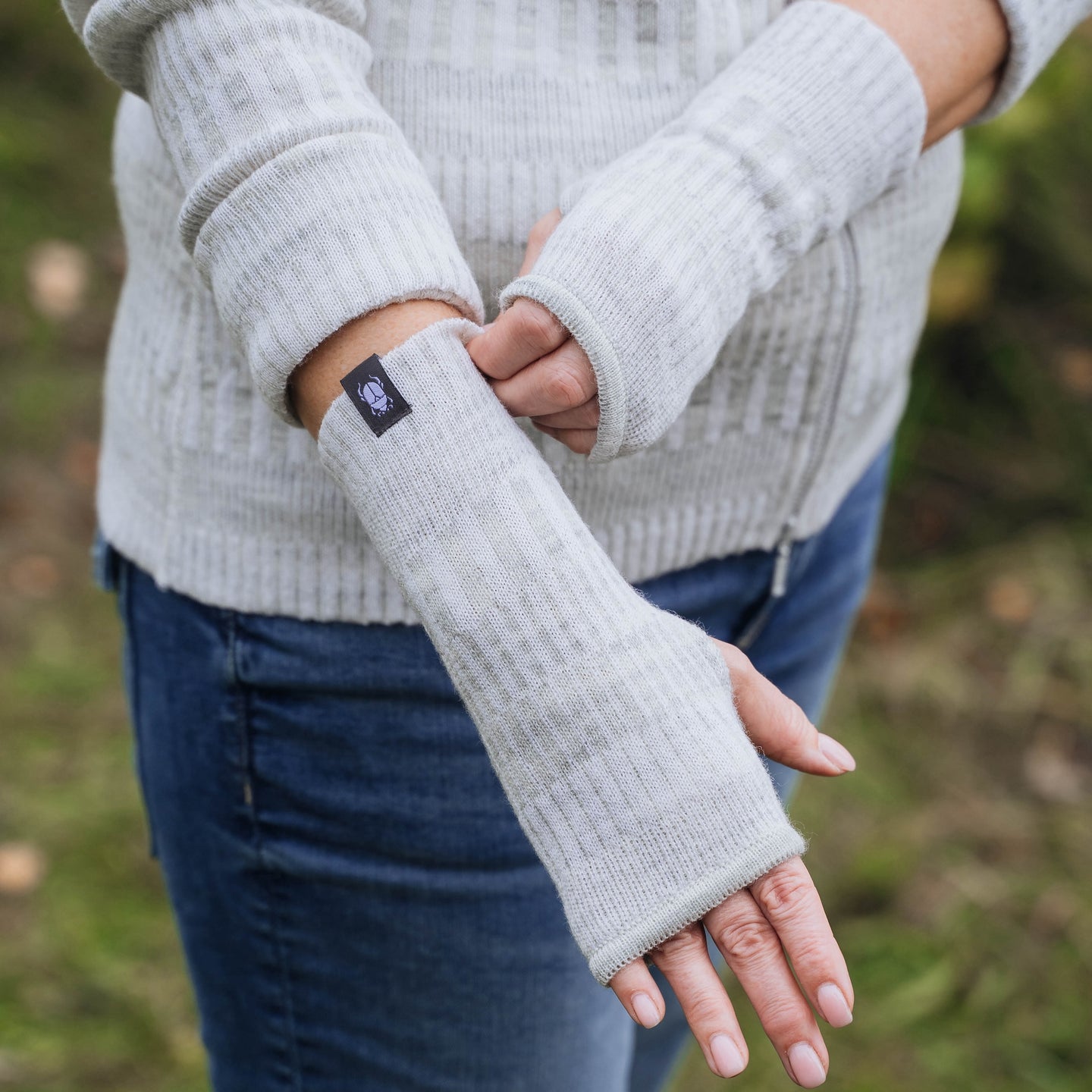 Handledsvärmare torgvantar 100% ull, unisex, snövit-sandgrå