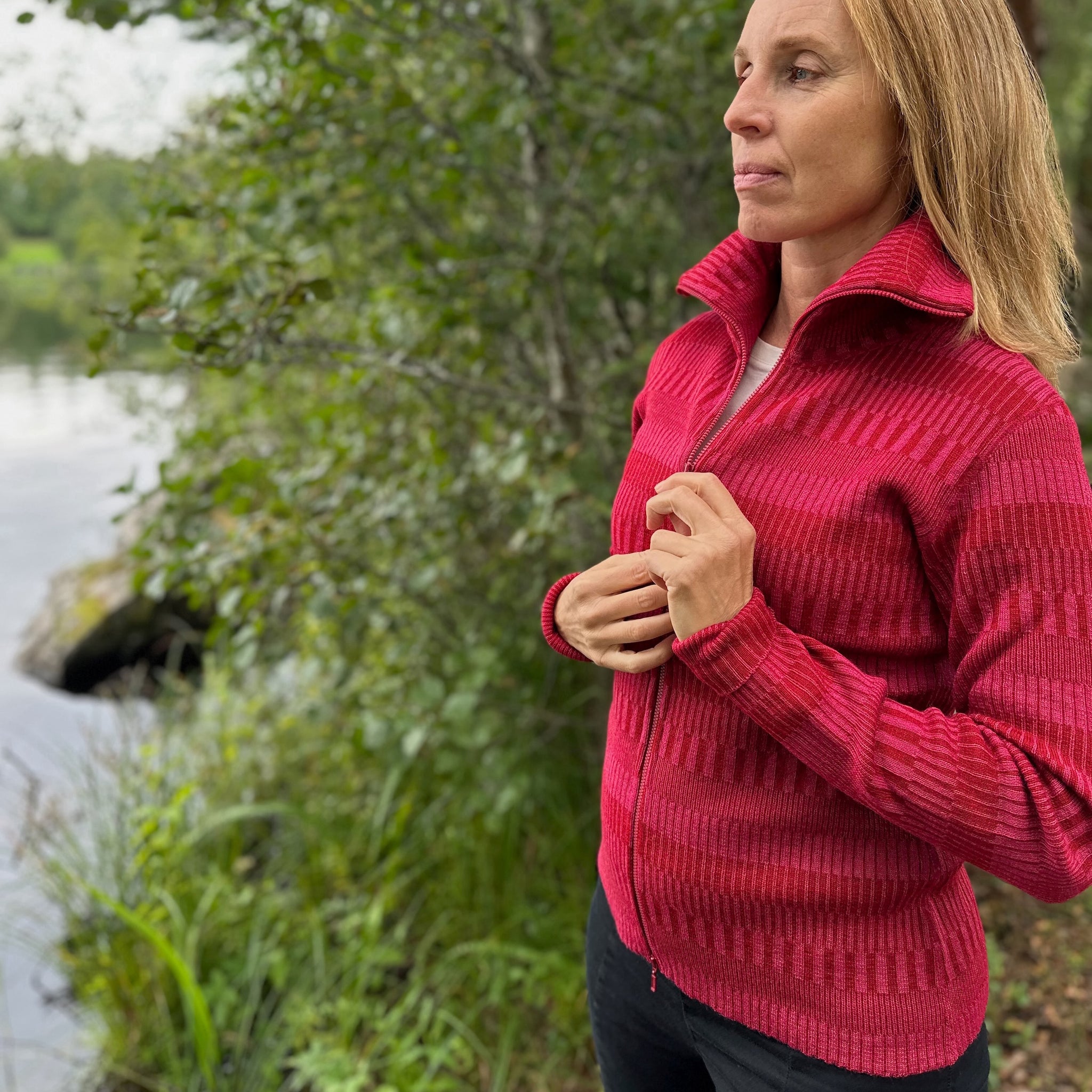 Kofta figursydd med hög krage 100% ull, dam, lingonröd-hallonrosa