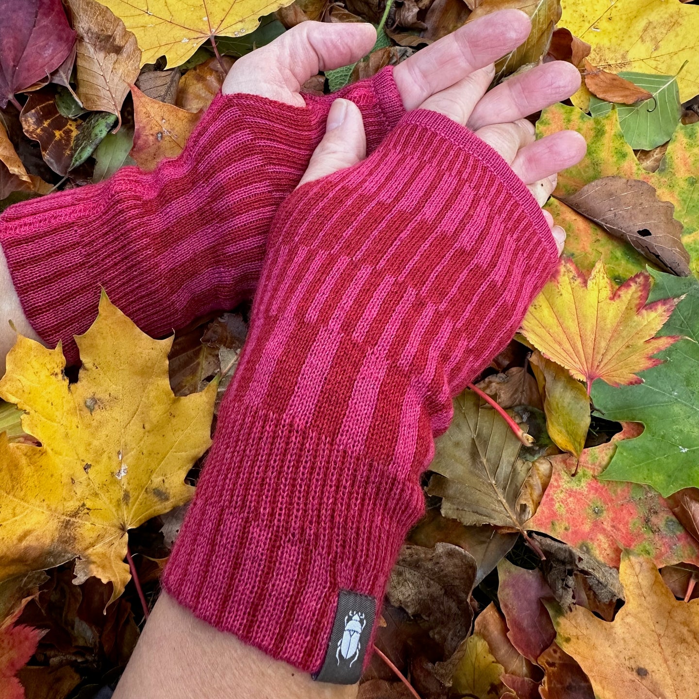 Handledsvärmare torgvantar 100% ull, unisex, lingonröda-hallonrosa