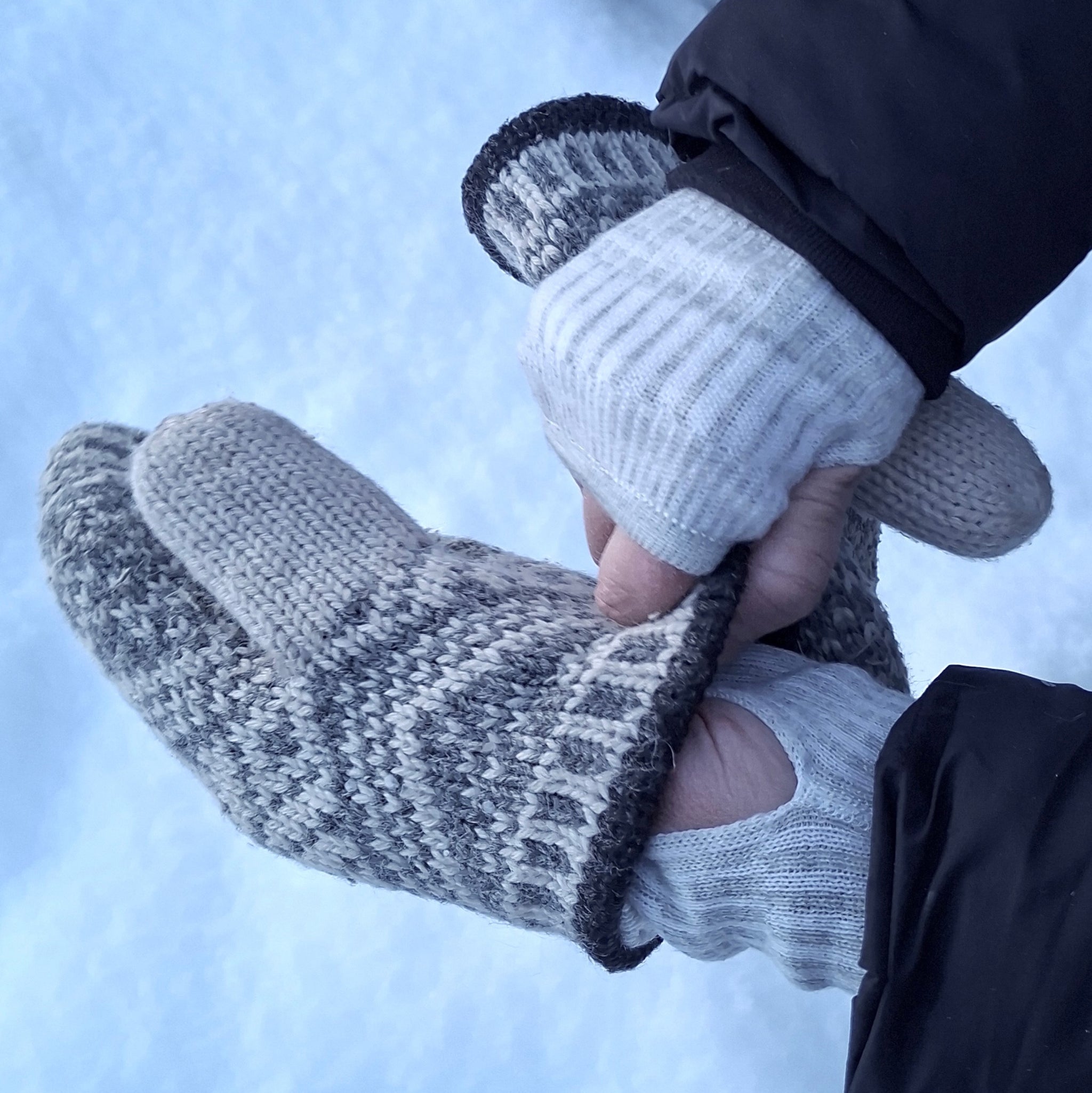 Handledsvärmare torgvantar 100% ull, unisex, snövit-sandgrå