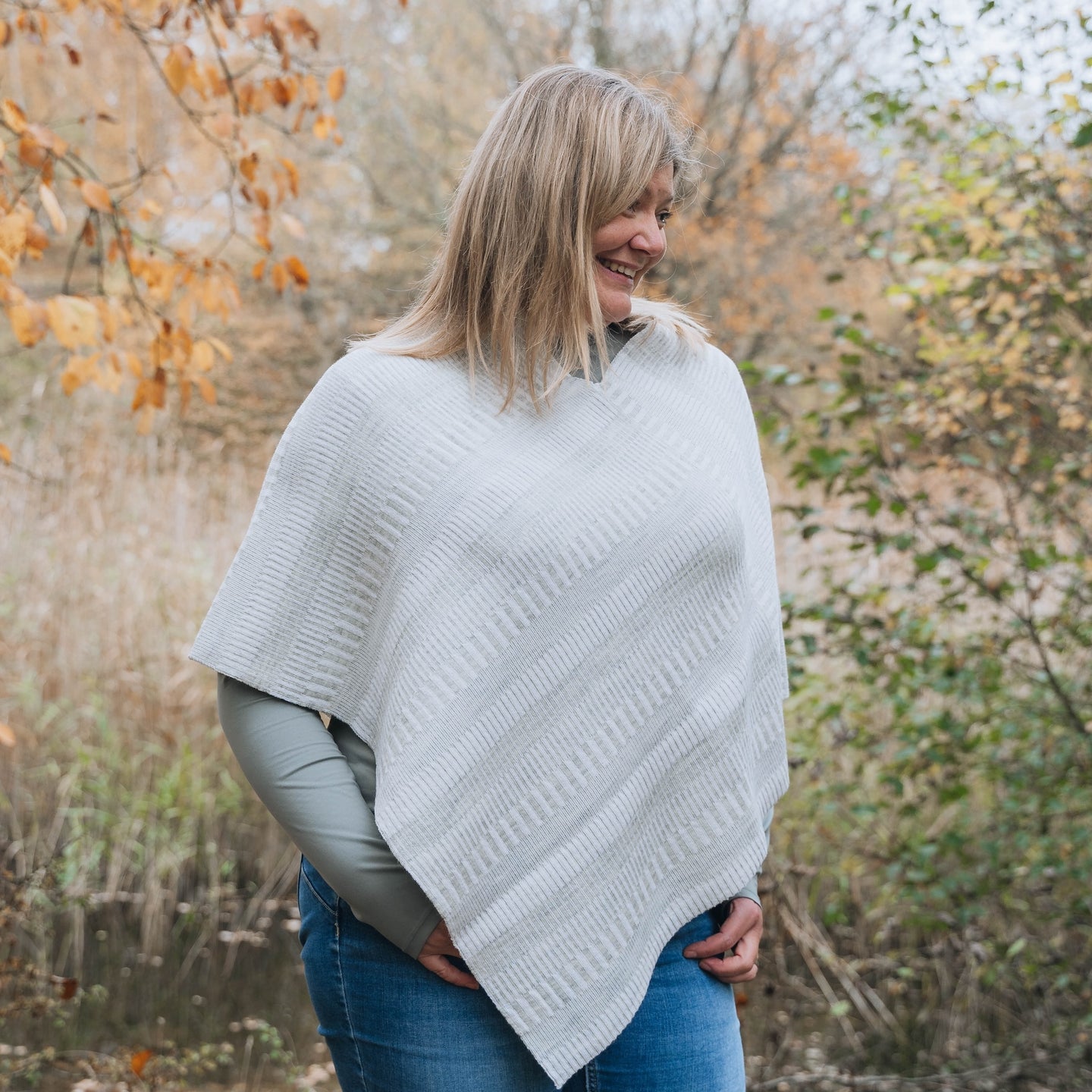 Poncho 100% ull, unisex, snövit-sandgrå