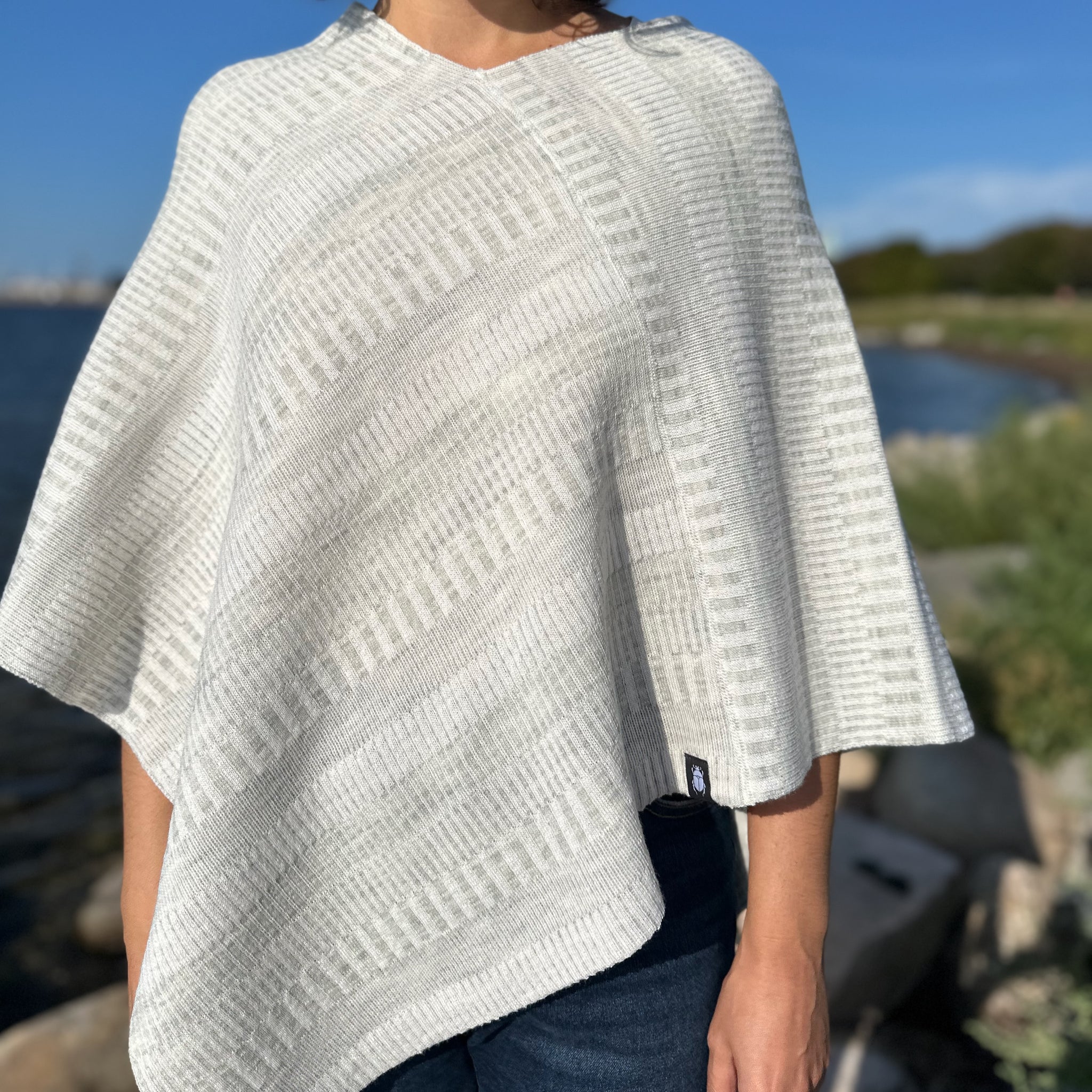 Poncho 100% ull, snövit-sandgrå, unisex